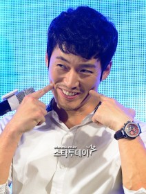 Jang Hyuk does the "Gwiyomi" pose